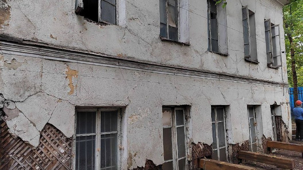 Идет реставрация главного дома усадьбы XIX века в Хамовниках