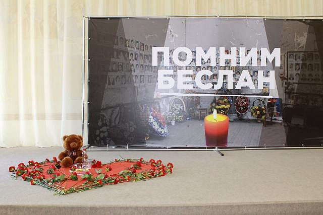 Цветы и игрушки несли сегодня жители Москвы к монументу в память о жертвах теракта в Беслане