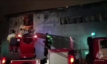 Пожарные ликвидировали возгорание производственно-складского здания в Подмосковье