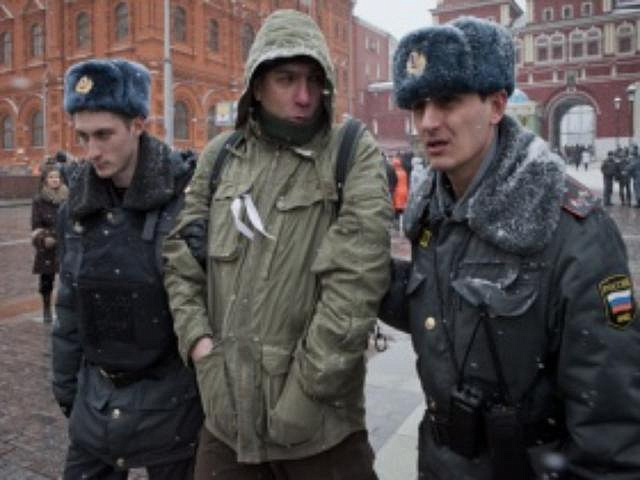 Массовые задержания прошли на Васильевском спуске во время «прогулки оппозиции»
