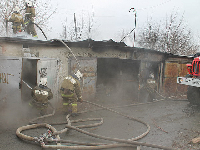  Сегодня в гаражах на севере Москвы вспыхнул пожар  
