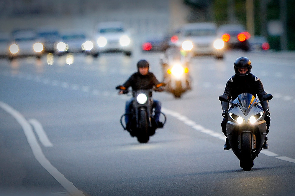 Мотоциклисты Москвы просят пустить их на выделенные полосы