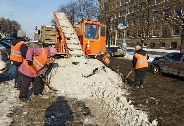 В Головинском районе почти две сотни коммунальщиков борются со снегом 