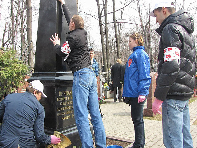 Приведены в порядок захоронения Героев Советского Союза на Головинском кладбище