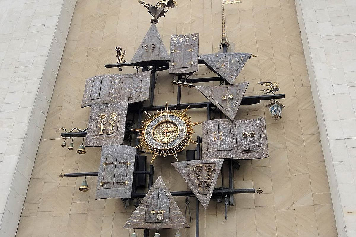 Часы с фасада Театра кукол имени Образцова отправили на реставрацию