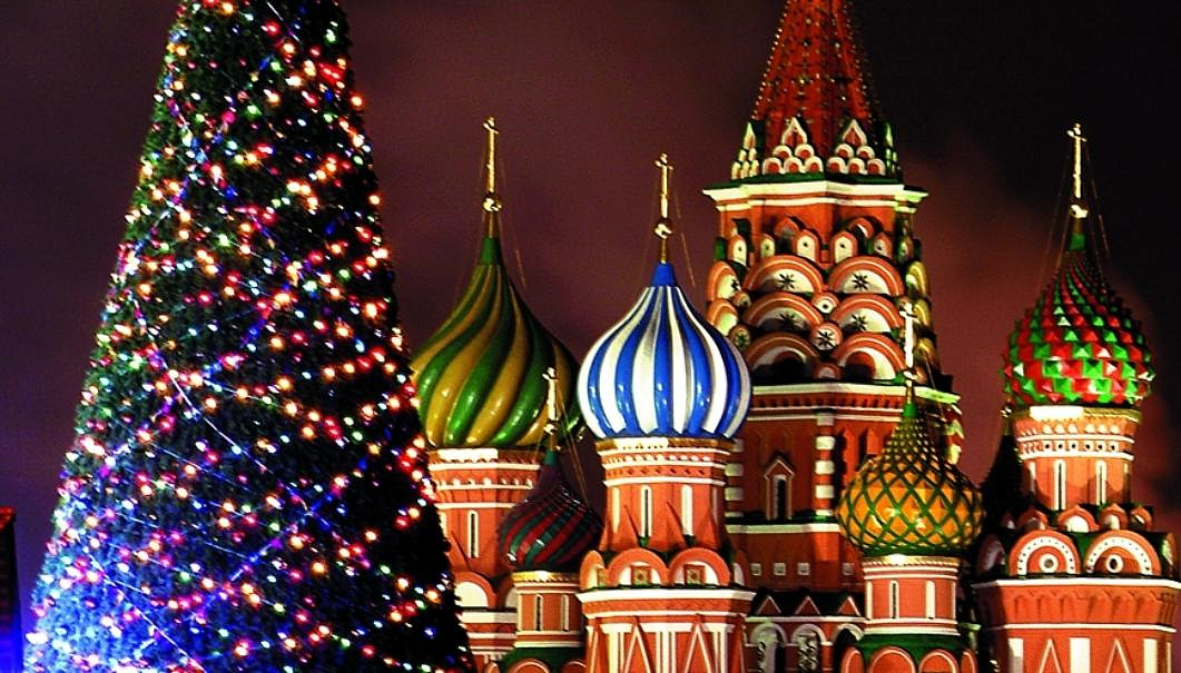 Главную елку страны у Кремля украсили 2 тысячи игрушек