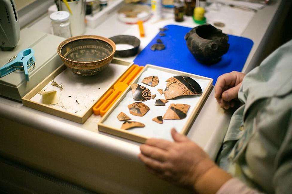 Археологи отреставрировали найденные на Большой Ордынке артефакты