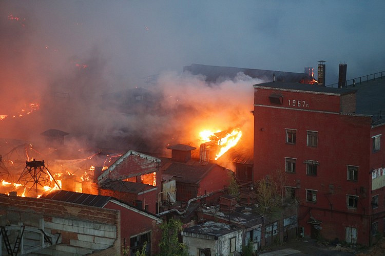 В Москве загорелся бывший завод «Серп и Молот»