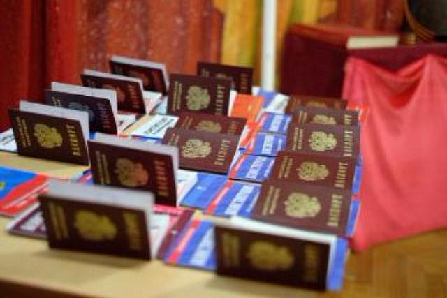 Впервые паспорта столичным школьникам вручили в Мосгордуме