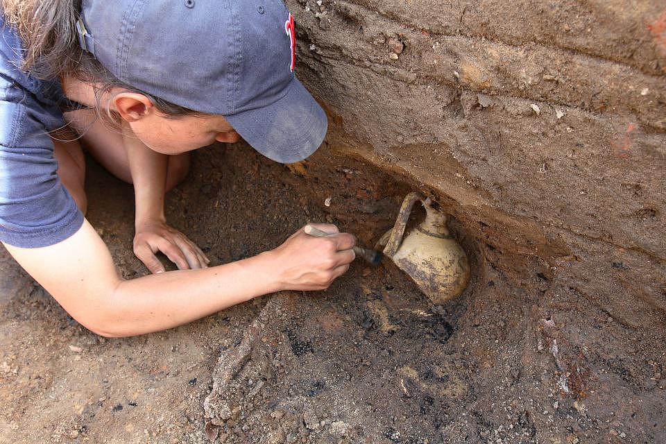 Археологи отреставрировали найденные ЦАО артефакты