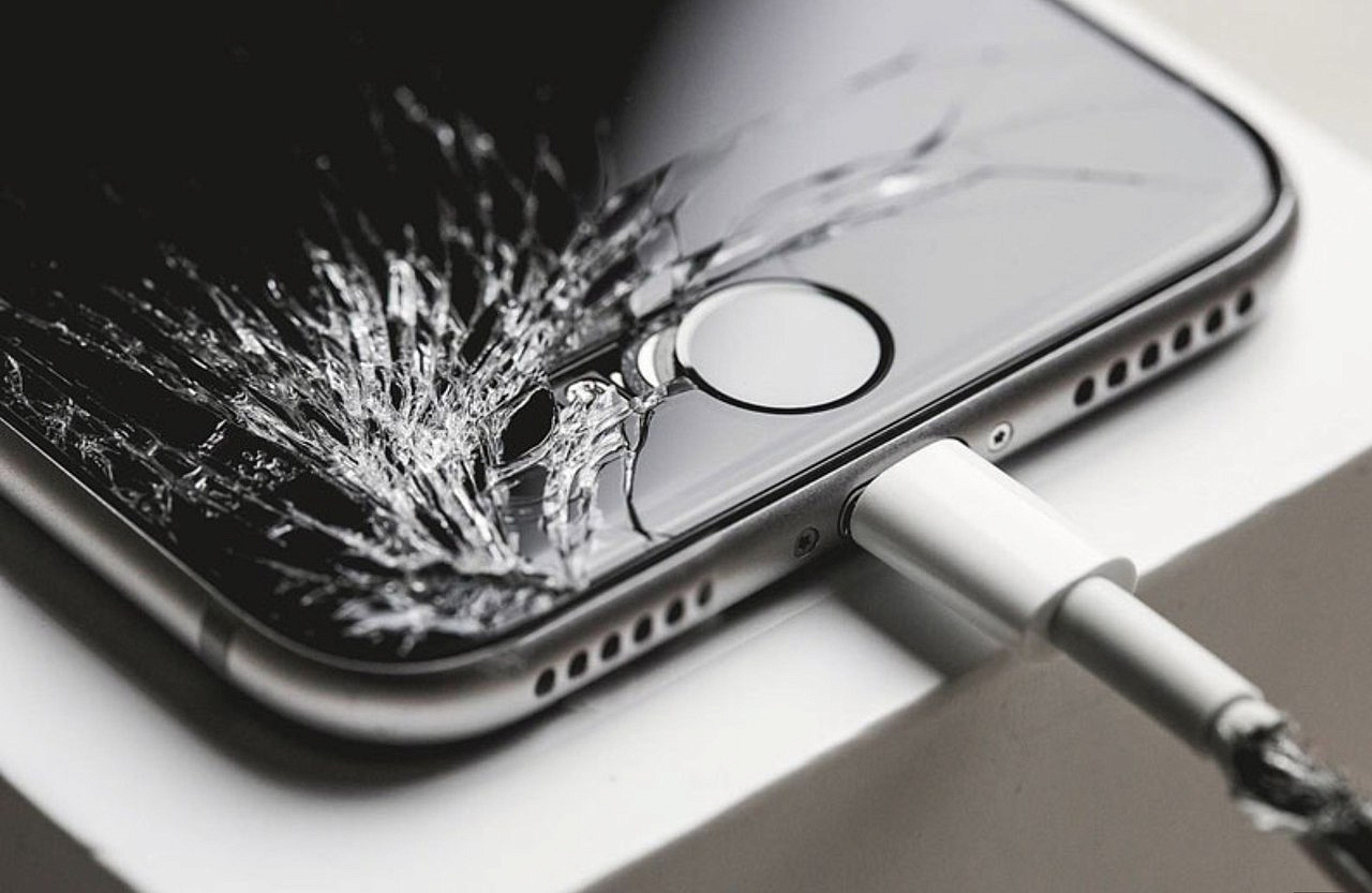 У новых iPhone 8 стали массово трескаться стеклянные корпусы