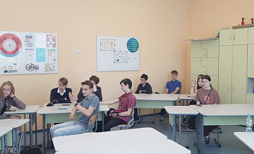 Девятиклассники 1409 участвовали в экономическом мероприятии МГУ