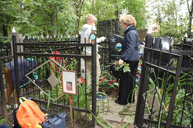 На Головинском кладбище волонтёры навели порядок на могиле Героя Советского Союза Павла Гражданинова 