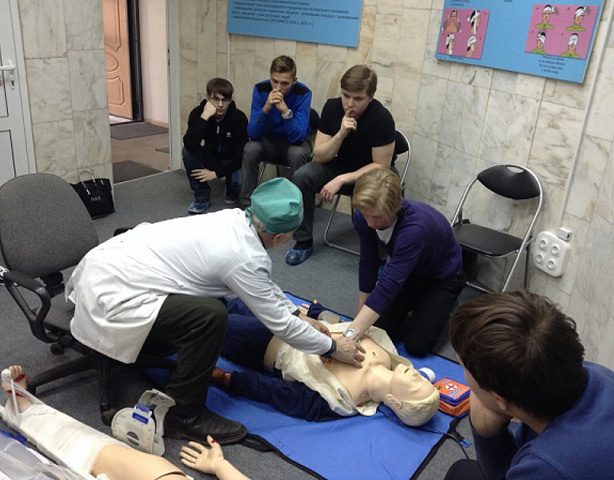 Российский Красный Крест предлагает организовать в школах Москвы уроки оказания первой помощи