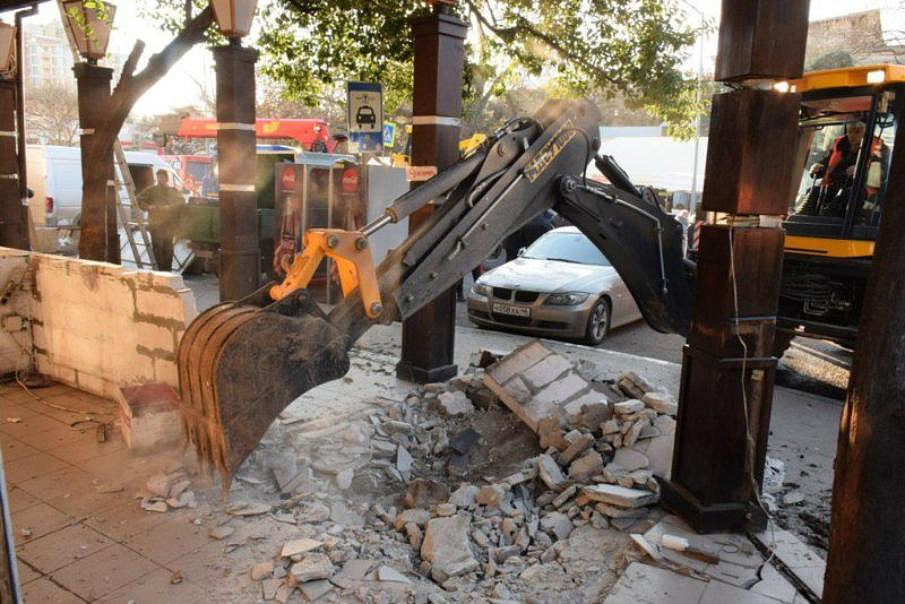 Незаконное кафе демонтировали в Никитском
