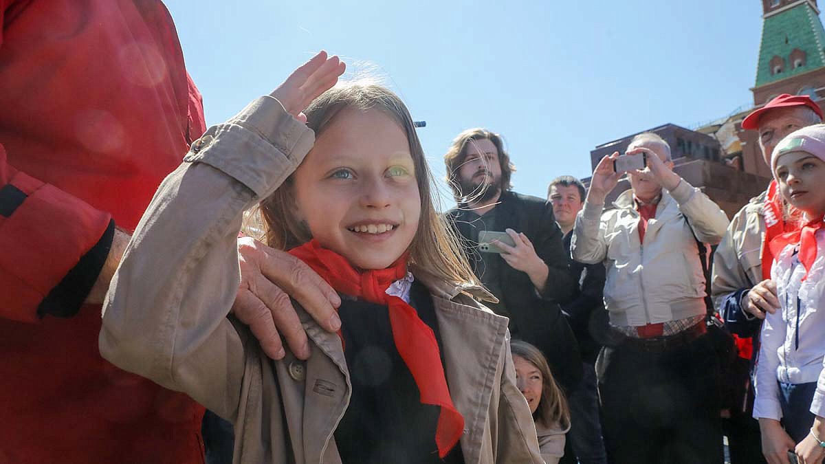 Школьников приняли в пионеры на Красной площади в Москве