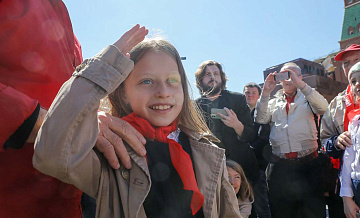 Школьников приняли в пионеры на Красной площади в Москве