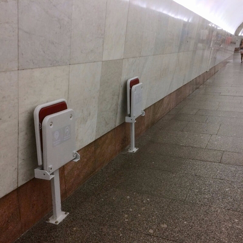 В Московском метрополитене появились откидные кресла для инвалидов и пожилых пассажиров 
