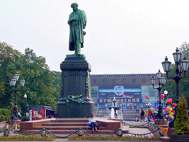 Памятнику Пушкину в субботу вернут отремонтированные элементы ограждения