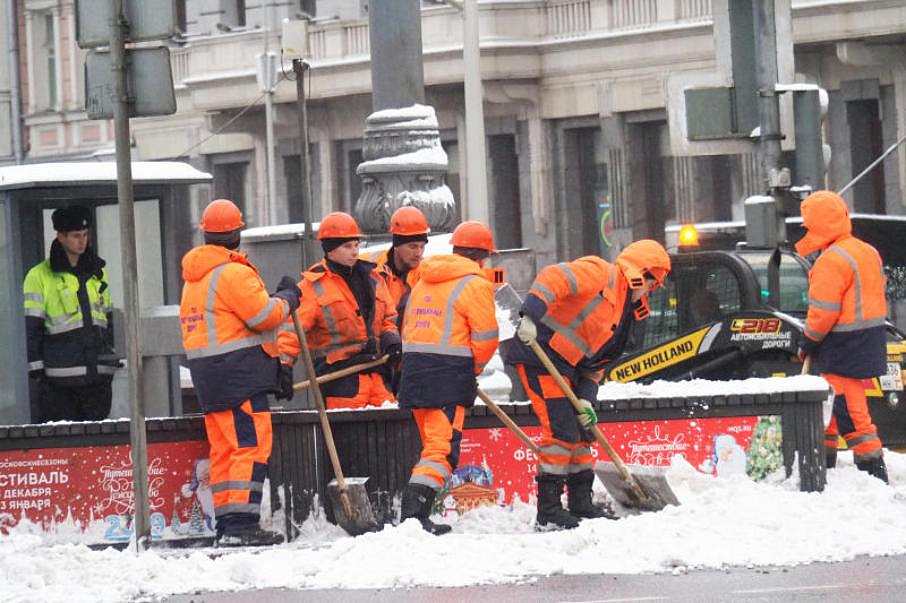 360 дворников чистили улицы Тверского от снега