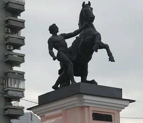 Копии скульптур «Укротители коней» Петра Клодта, украшающие Северный округ, наконец-то приведены в порядок