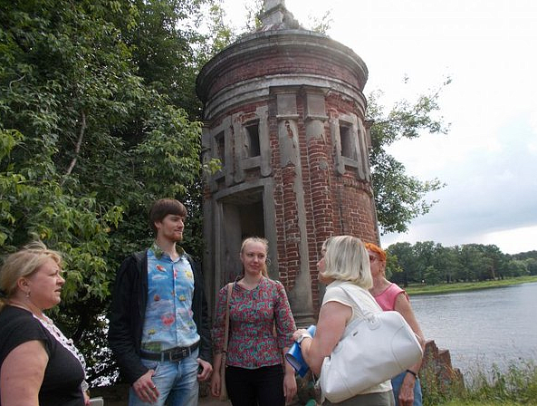 Читатели и работники библиотеки №44 имени В. Г. Короленко навестили парк-усадьбу «Михалково»