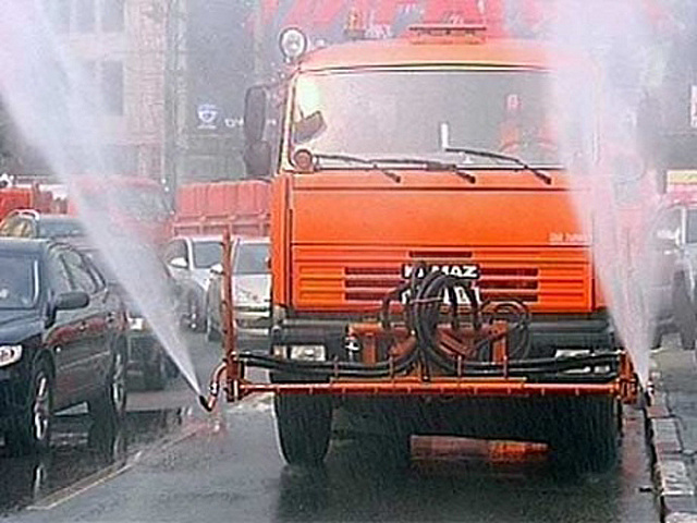 Из-за жары улицы Москвы каждые два часа увлажняют более 4 тысяч единиц спецтехники