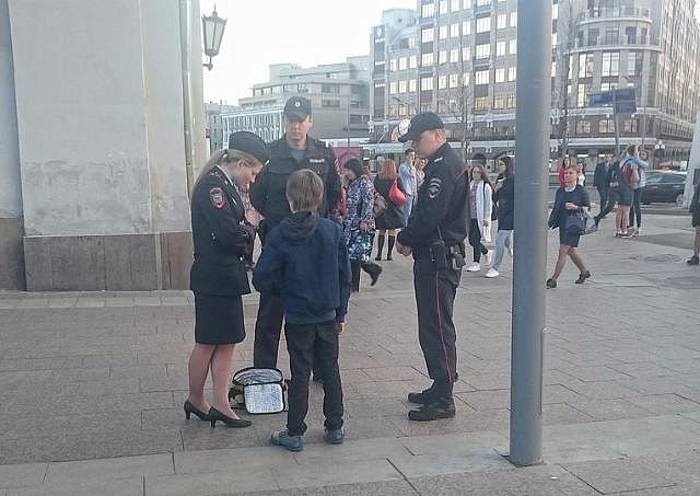 Назначена проверка по факту задержания полицией мальчика  читавшего стихи в центре Москвы