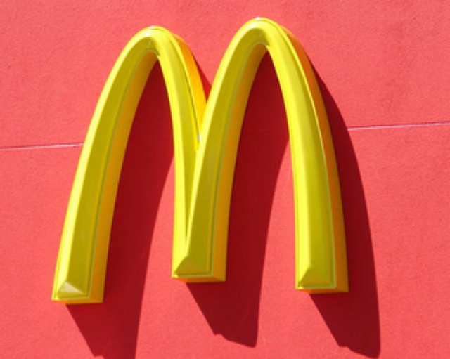 Москвичка отсудила у McDonalds 300 тысяч рублей