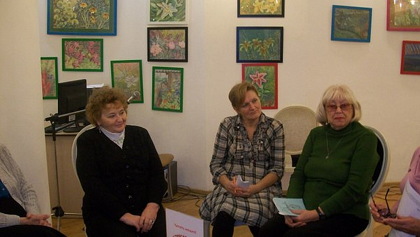 В библиотеке №44 имени В. Г. Короленко участницы «Женского клуба» говорили о поэзии