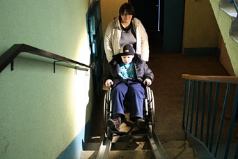 В доме на Онежской, где живёт подросток-инвалид, установлен пандус
