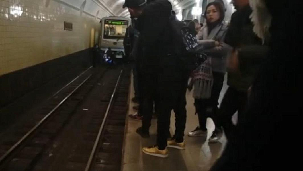 Пенсионер упал под прибывающий поезд на «Тверской»